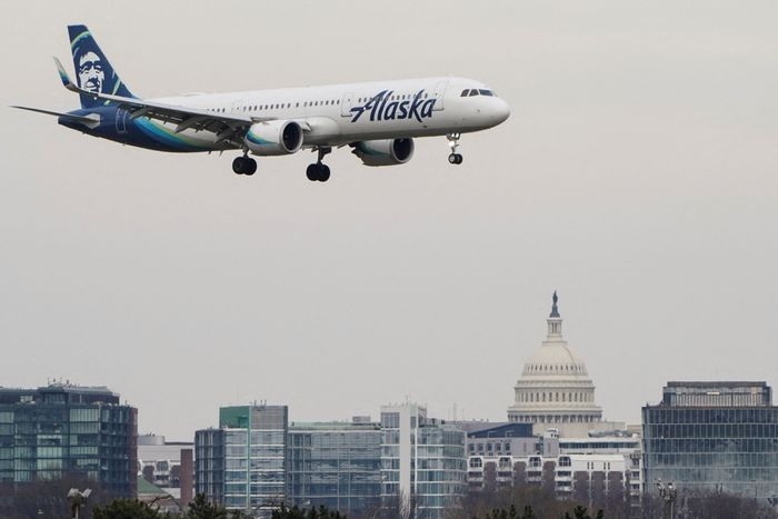 graphic of Alaska Airlines airplane in flight